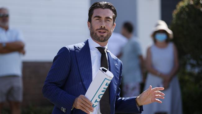 Real Estate Agent and Auctioneer Eddy Piddington during an auction at 42 Headland Rd, North Curl Curl on Saturday. Picture: Tim Hunter.