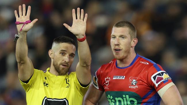 NEWCASTLE, AUSTRALIA - JULY 14: Referee Peter Gough sends Jack Hetherington of the Knights to the sin bin for 10 minutes during the round 20 NRL match between Newcastle Knights and Wests Tigers at McDonald Jones Stadium on July 14, 2023 in Newcastle, Australia. (Photo by Scott Gardiner/Getty Images)