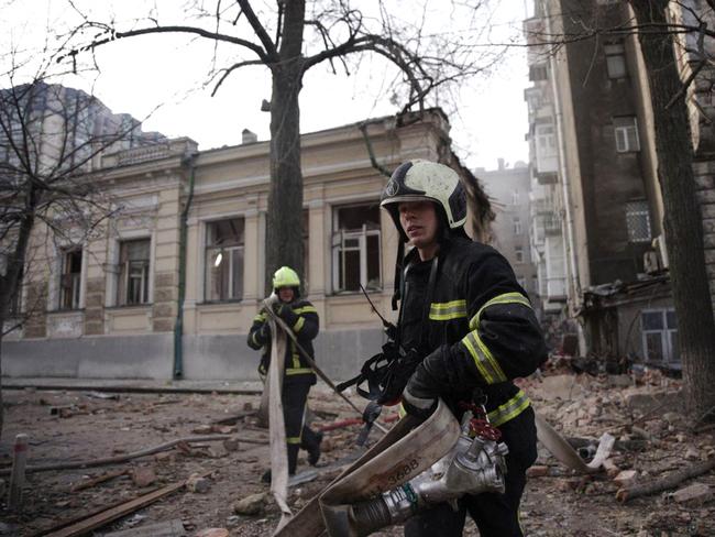 This handout photograph taken and released by the State Emergency Service of Ukraine on January 1, 2025, shows rescuers work at the site of a Russian drone attack at a residential building in Kyiv, amid the Russian invasion of Ukraine. (Photo by Handout / Ukrainian State Emergency Service / AFP) / RESTRICTED TO EDITORIAL USE - MANDATORY CREDIT "AFP PHOTO /  State Emergency Service of Ukraine " - NO MARKETING NO ADVERTISING CAMPAIGNS - DISTRIBUTED AS A SERVICE TO CLIENTS