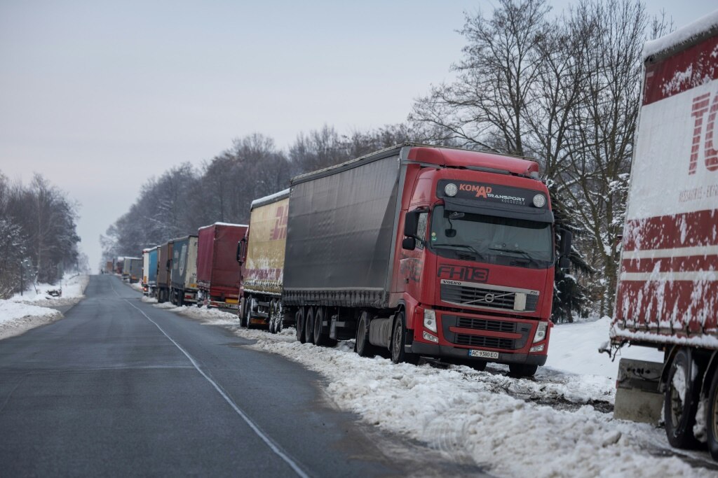 Ukraińskie ciężarówki utknęły w mroźnej pogodzie w Polsce