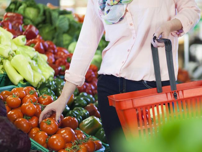 Woman taking tomato. (File photo)