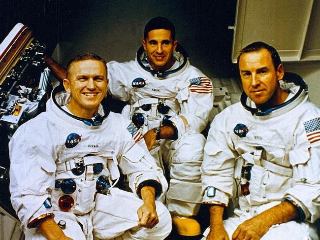 This image courtesy of NASA obtained on June 7, 2024 shows the Apollo 8 Crew (L-R) commander Frank Borman, lunar module ppilot William Anders, and command module pilot James Lovell pose in front of the Apollo mission simulator during training taken November 21, 1968. June 7, 2024, US astronaut William A. Anders, who flew on Apollo 8, the first manned lunar orbit, dies aged 90. (Photo by NASA / AFP) / RESTRICTED TO EDITORIAL USE - MANDATORY CREDIT "AFP PHOTO /  HANDOUT / NASA" - NO MARKETING - NO ADVERTISING CAMPAIGNS - DISTRIBUTED AS A SERVICE TO CLIENTS