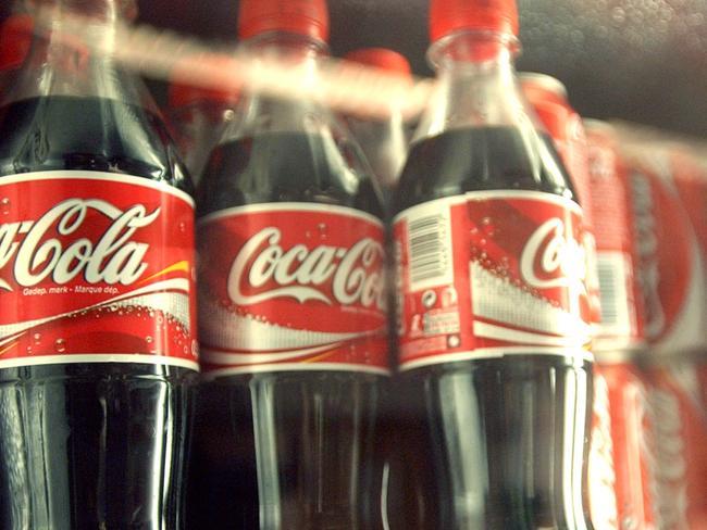 Coca-Cola cans and bottles are seen in a cooler at European Commission headquarters in Brussels, 19/10/2004.