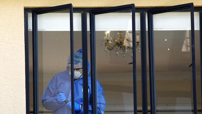 Police examine the Kefu family home. Picture: NCA NewsWire/Tertius Pickard