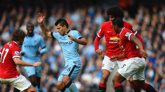 MANCHESTER, ENGLAND - NOVEMBER 02: Sergio Aguero of Manchester City is closed down by Daley Blind, Marouane Fellaini and Luis Antonio Valencia of Manchester United during the Barclays Premier League match between Manchester City and Manchester United at Etihad Stadium on November 2, 2014 in Manchester, England. (Photo by Laurence Griffiths/Getty Images)