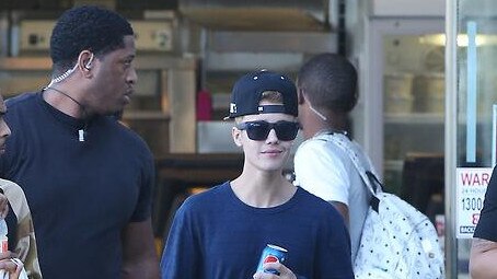 Justin Bieber on the Gold Coast getting KFC for dinner.