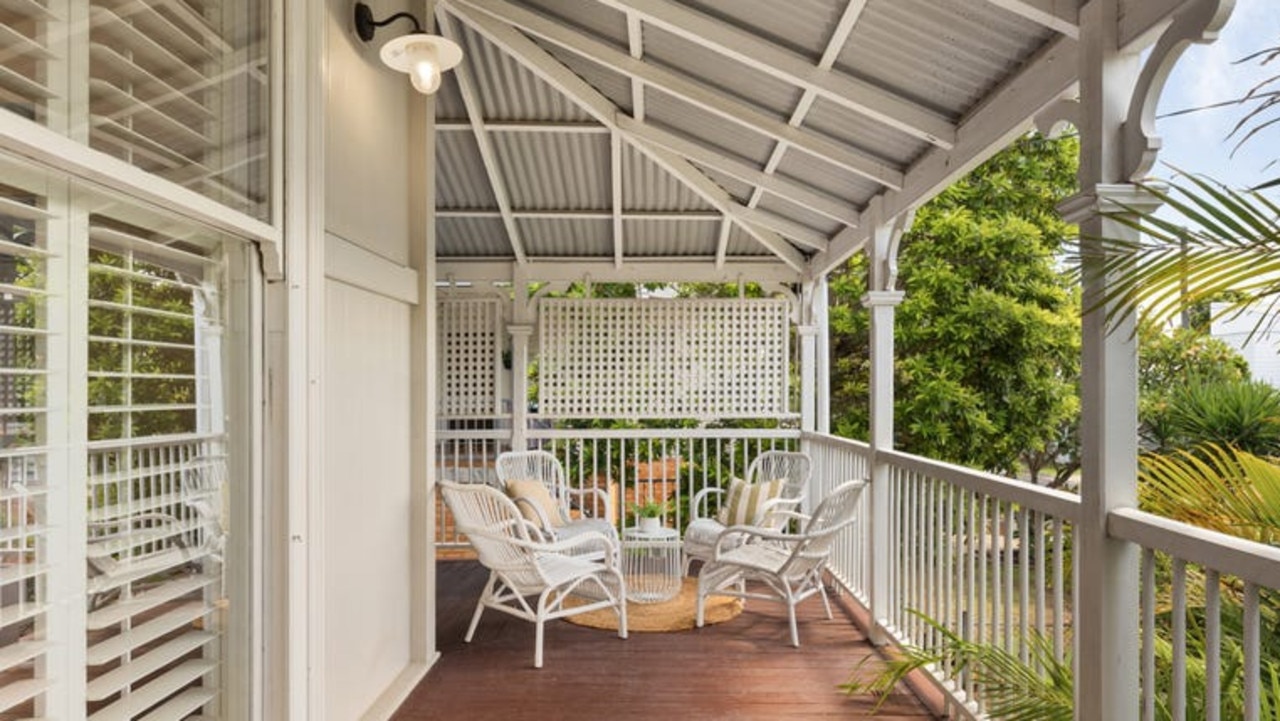 Wraparound verandahs to catch the breeze