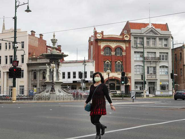 MELBOURNE, AUSTRALIA - NewsWire Photos AUGUST 14, 2020: People wear masks in Bendigo where a blitz on COVID-19 testing has begun during their stage three COVID lockdown. Picture: NCA NewsWire / David Crosling