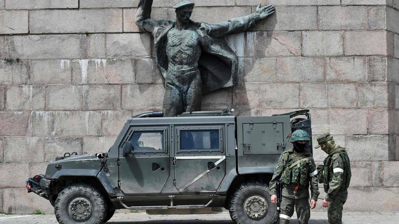 Russian servicemen patrol at the Eternal Flame monument in Kherson (Photo by Olga MALTSEVA / AFP)