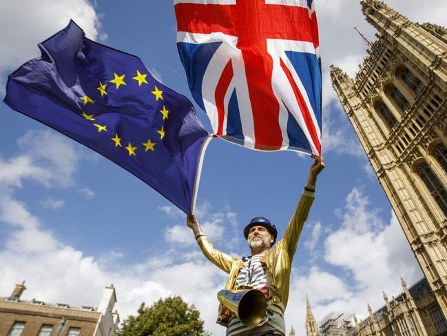 Pro-European Union demonstrators protest outside the Houses of Parliament in central London against the first vote today on a bill to end Britain's membership of the EU on September 11, 2017.  MPs hold their first vote today on a bill to end Britain's membership of the EU, which ministers say will avoid a "chaotic" Brexit but has been condemned as an unprecedented power grab. / AFP PHOTO / AFP PHOTO AND Tolga Akmen / Tolga Akmen