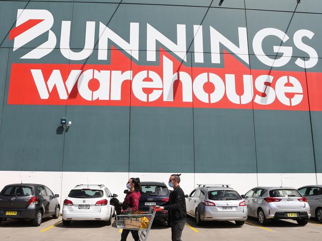 SYDNEY, AUSTRALIA - NewsWire Photos, SEPTEMBER, 27 2021: People are seen at Bunnings in Alexandria as Covid-19 restrictions ease in Sydney. Picture: NCA NewsWire / Gaye Gerard