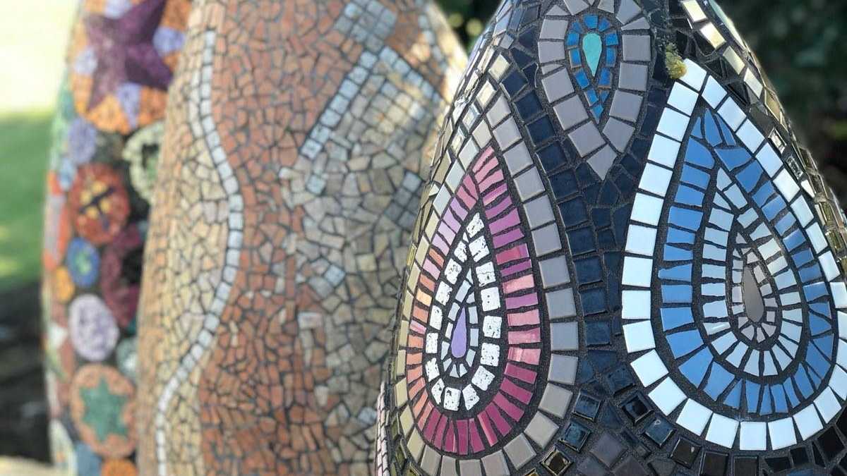 Mosaics in Julie Roggeveen&#39;s delightful garden.