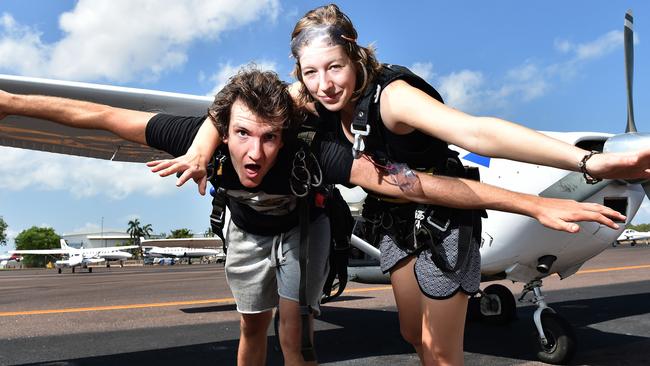 Couple Skydives Into Wedding Nt News 7732