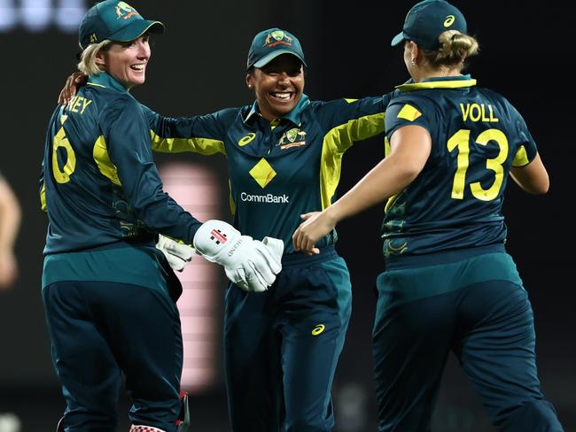 SYDNEY, AUSTRALIA - JANUARY 20: Australia celebrates winning game one of the Women's Ashes T20 International series between Australia and England at Sydney Cricket Ground on January 20, 2025 in Sydney, Australia. (Photo by Jeremy Ng/Getty Images)