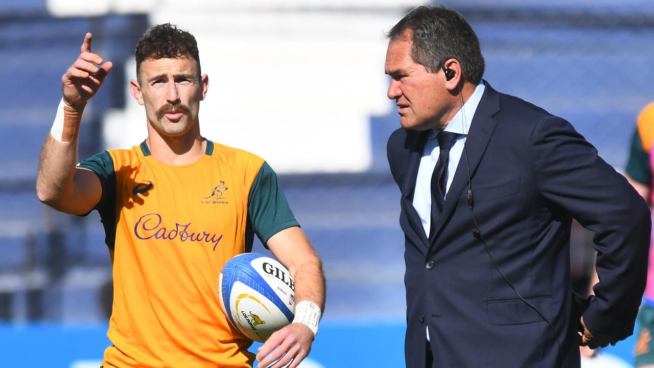 SAN JUAN, ARGENTINA - AUGUST 13: Dave Rennie head coach of Australia talks to Nic White of Australia prior to a Rugby Championship match between Argentina Pumas and Australian Wallabies at San Juan del Bicentenario Stadium on August 13, 2022 in San Juan, Argentina. (Photo by Rodrigo Valle/Getty Images)