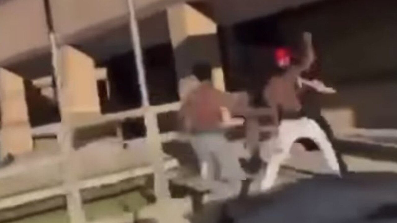 Une vidéo choquante révèle que des lycéens texans attaquent un entraîneur