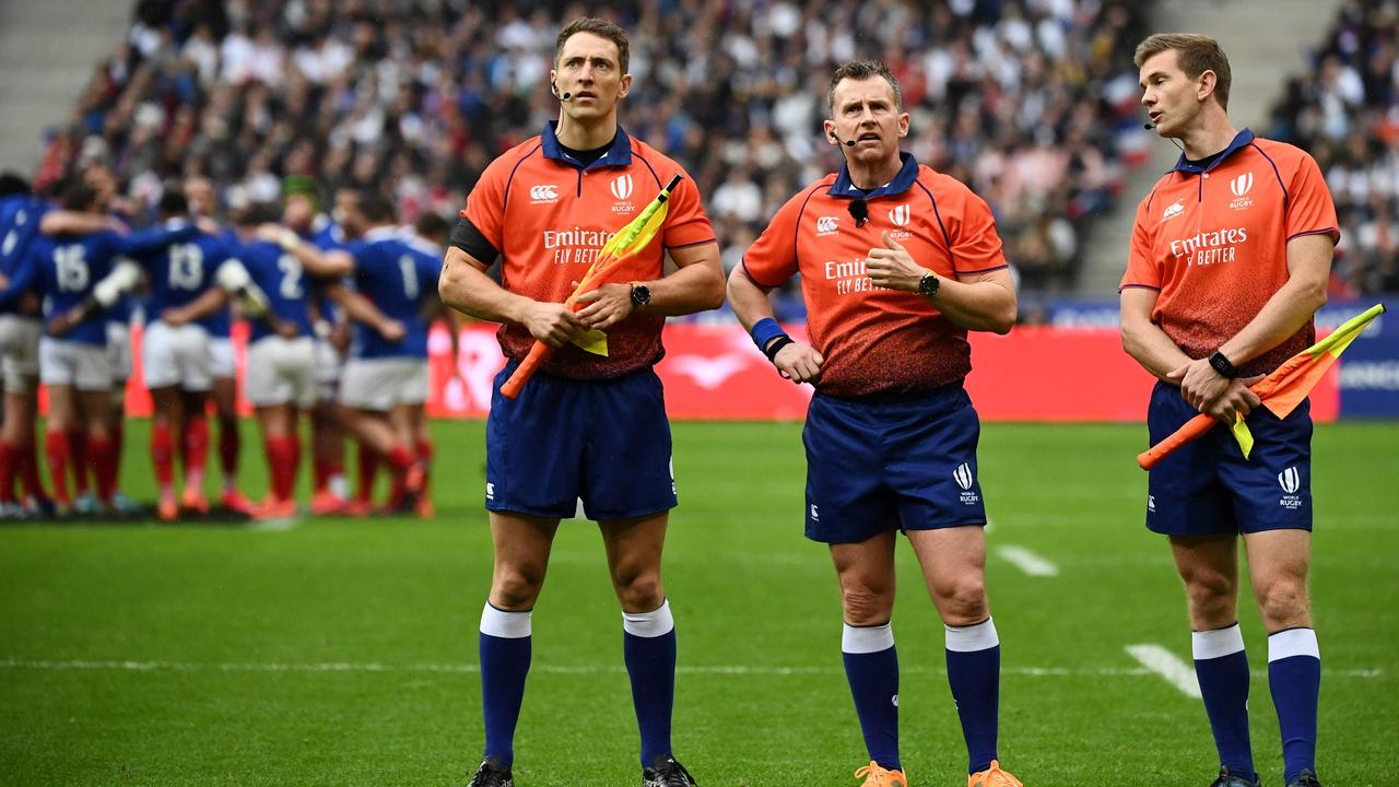 L'arbitre Nigel Owens (C) dit que World Rugby doit sévir contre les enchevêtrements de TMO, qui ruinent les matchs de rugby.  Photo : AFP
