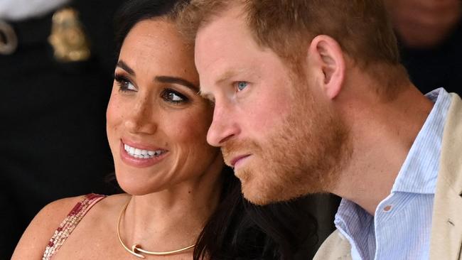 TOPSHOT - Britain's Prince Harry (C), Duke of Sussex, listens to his wife Meghan Markle (C), next to Colombia's vice-President Francia Marquez while attending a performance during a visit to the National Centre for the Arts in Bogota on August 15, 2024. Prince Harry and his wife, American actress Meghan Markle, arrived in Colombia at the invitation of Marquez, with whom they will attend various meetings with women and young people to reject discrimination and cyberbullying. (Photo by RAUL ARBOLEDA / AFP)