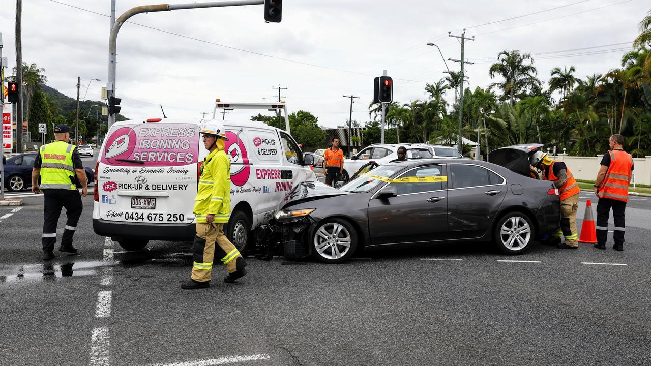 Car And Delivery Van Crash On Sheridan Street The Mercury 4498