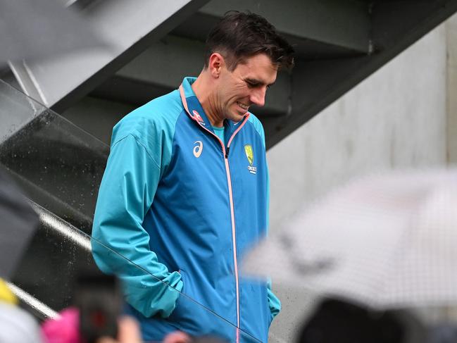 MANCHESTER, ENGLAND - JULY 23: Pat Cummins of Australia smiles at the fans as he leaves the players balcony for the end of match presentations during day five of the LV=Insurance Ashes 4th Test Match between England and Australia  at Emirates Old Trafford on July 23, 2023 in Manchester, England. (Photo by Clive Mason/Getty Images)