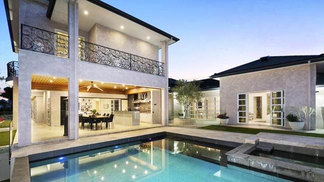 5001 Emerald Island Drive, Carrara.