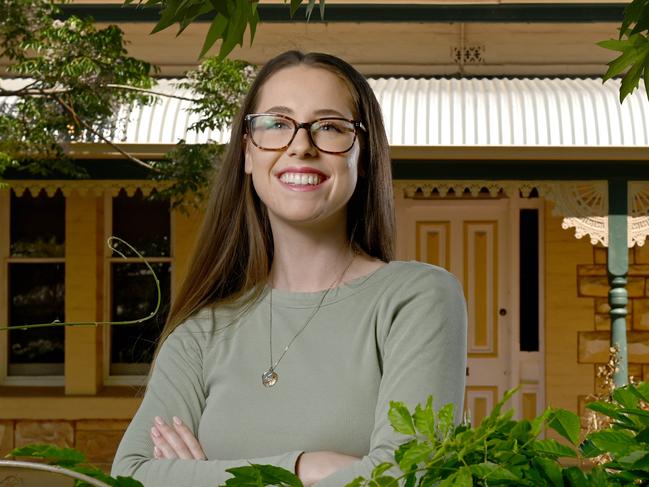 25/10/21 - SMARTdaily story about tips for people in their 20s to get into the property market. Alice Carey has been trying to get into the market. Pictured at her friendÃs house in Mile End. Picture: Naomi Jellicoe