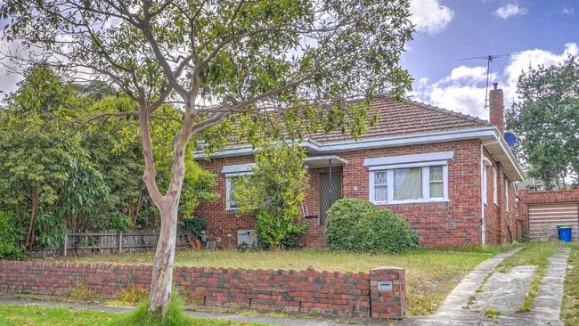 A two-tile block on Highbury Street, Balwyn North sold for $3.495m.