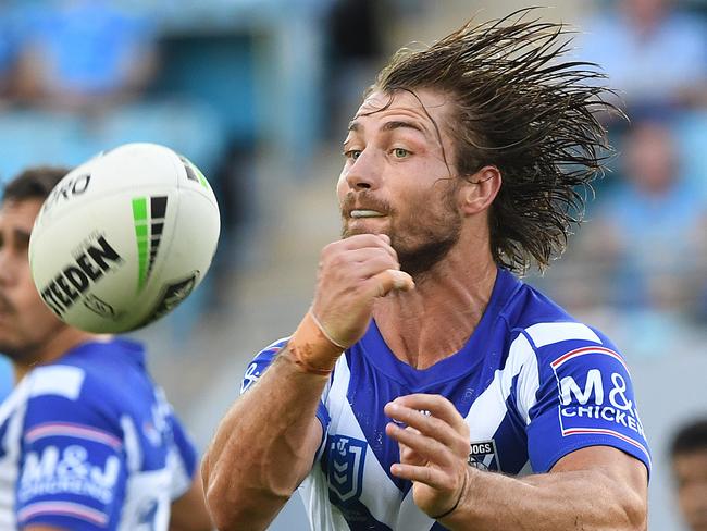 Kieran Foran of the Bulldogs passes during the Round 10 NRL match between the Gold Coast Titans and the Canterbury Bulldogs at CBUS Super Stadium on the Gold Coast, Saturday, May 18, 2019. (AAP Image/Dave Hunt) NO ARCHIVING, EDITORIAL USE ONLY