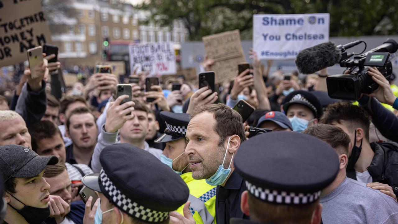 Chelsea Technical Advisor Petr Čech speaks to fans protesting. (Photo by Rob Pinney/Getty Images)
