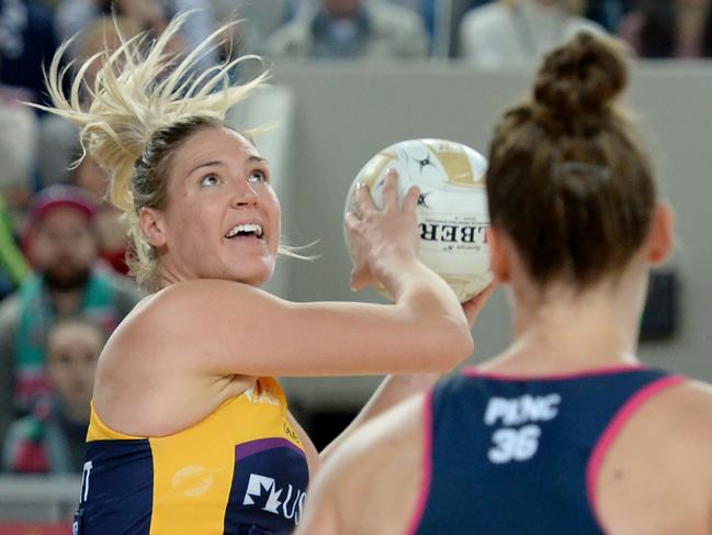 Lightning'S Caitlin Bassett during the Major Semi-Final Super Netball match between the Melbourne Vixens and the Sunshine Coast Lightning at the Margaret Court Arena in Melbourne, Saturday, June 3, 2017. (AAP Image/Mal Fairclough) NO ARCHIVING, EDITORIAL USE ONLY