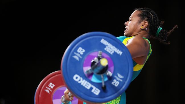 Eileen Cikamatana lifts on her way to gold.