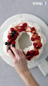 Christmas pavlova wreath