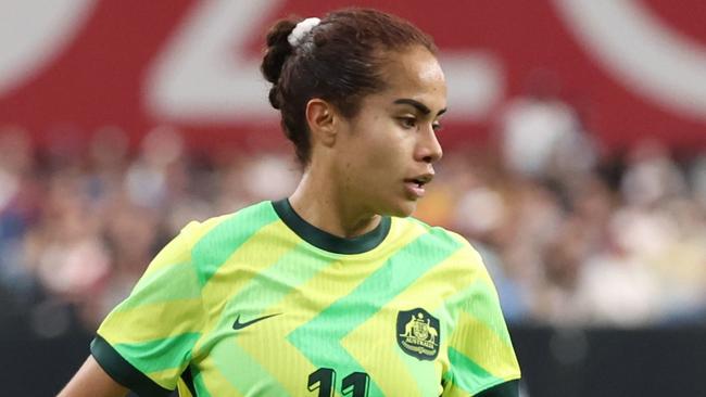 GLENDALE, ARIZONA - FEBRUARY 23: Mary Fowler #11 of Australia dribbles the ball against the United States during the first half of the 2025 SheBelieves Cup match at State Farm Stadium on February 23, 2025 in Glendale, Arizona. (Photo by Chris Coduto/Getty Images)