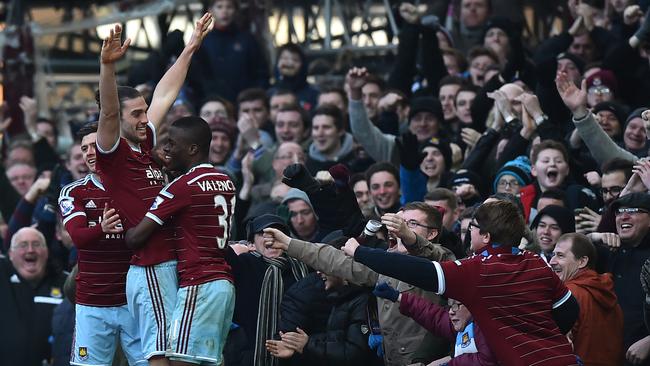 West Ham United's English striker Andy Carroll (2nd L) celebrates.