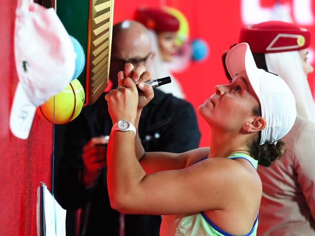 Australia's Ashleigh Barty signs autographs after her victory against Alison Riske of the US during their women's singles match on day seven of the Australian Open tennis tournament in Melbourne on January 26, 2020. (Photo by William WEST / AFP) / IMAGE RESTRICTED TO EDITORIAL USE - STRICTLY NO COMMERCIAL USE