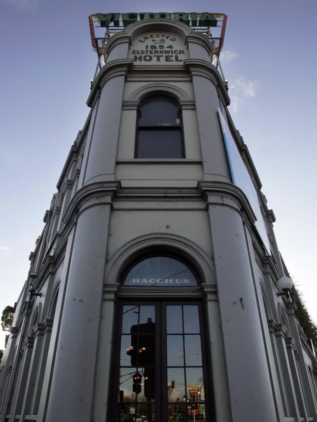 The grand entry of the Elsternwick Hotel.