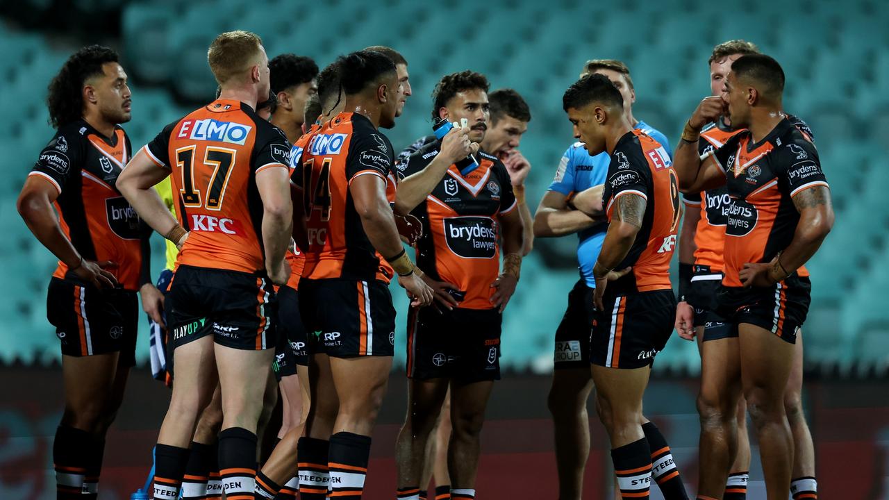 SYDNEY, AUSTRALIA - AUGUST 20: West Tigers Players following a Roosters try during the round 23 NRL match between the Sydney Roosters and the Wests Tigers at Sydney Cricket Ground, on August 20, 2022, in Sydney, Australia. (Photo by Scott Gardiner/Getty Images)