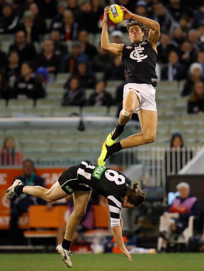 Charlie Curnow takes a hanger.