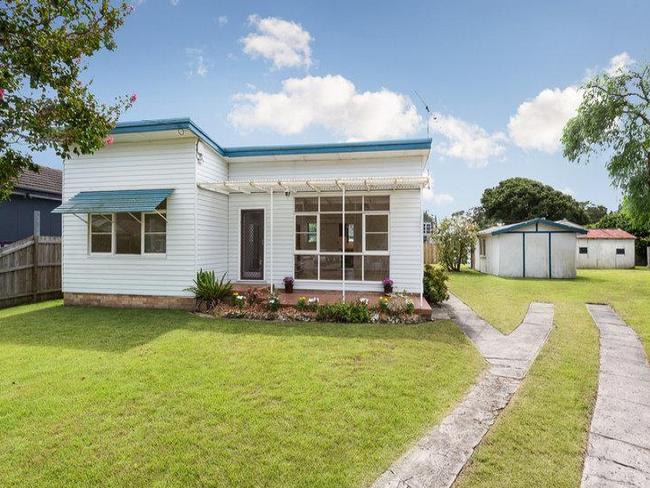 The fibro cottage at 24 Darius Ave, North Narrabeen, which sold for $1.39 million under auction conditions.