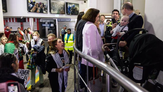 Senator Lidia Thorpe shouts at Climate Minister Lily D' Ambrosio. Picture: NCA NewsWire / Diego Fedele