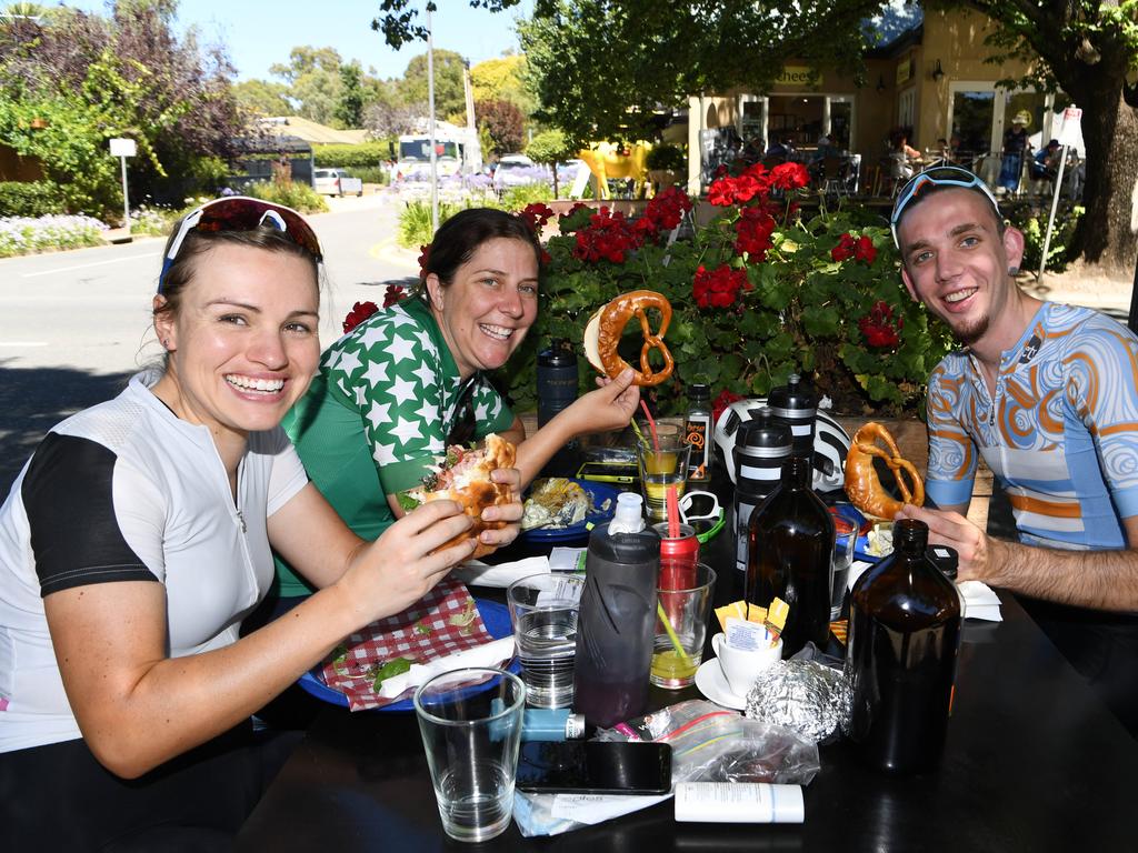 Theresa Waldburger and Trent Carman eat lunch at Hahndorf as they wait for the peloton. Picture: Tricia Watkinson