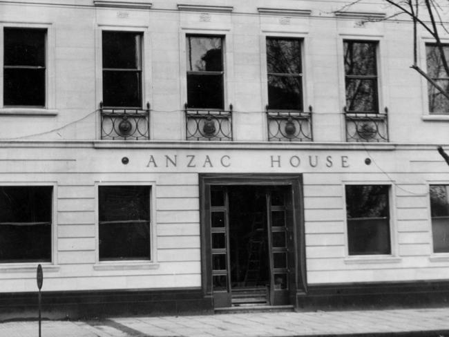 The entry way to ANZAC House in Collins Street taken in 1938.