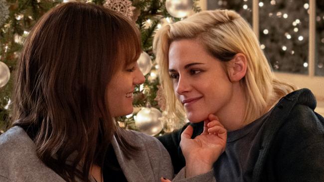 Mackenzie Davis and Kristen Stewart in Happiest Season.