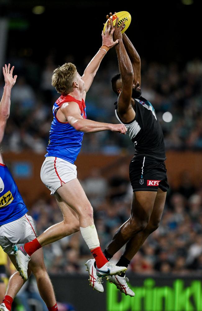 Esava Ratugolea marks in front of Jacob van Rooyen. Picture: Mark Brake/Getty Images