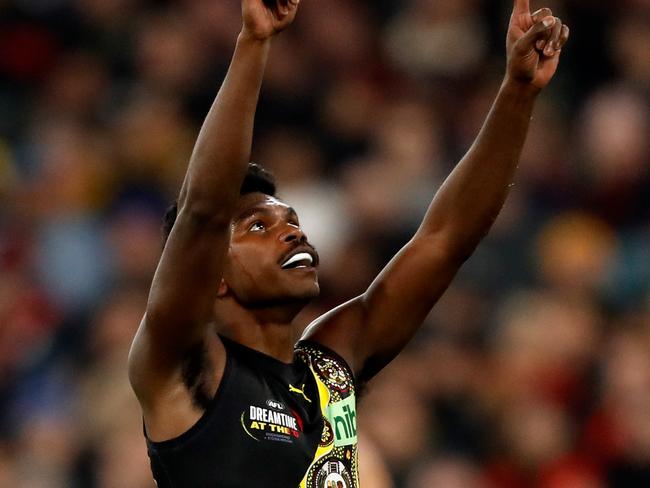 Maurice Rioli looks to the sky after kicking a goal. Picture: Dylan Burns/AFL Photos via Getty Images