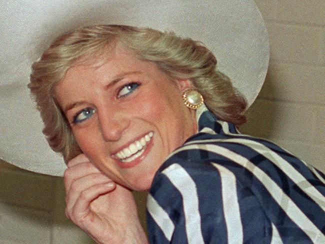 FILES - Picture taken 27 January 1988 shows Princess of Wales Diana, during her visit to the Footscray Park in suburb of Melbourne. A Jury is set to come together in London 02 October 2007, more that 10-years after the death of Princess Diana and Dodi el Fayed to find the cause of death. AFP PHOTO PATRICK RIVIERE (Photo by PATRICK RIVIERE / AFP)