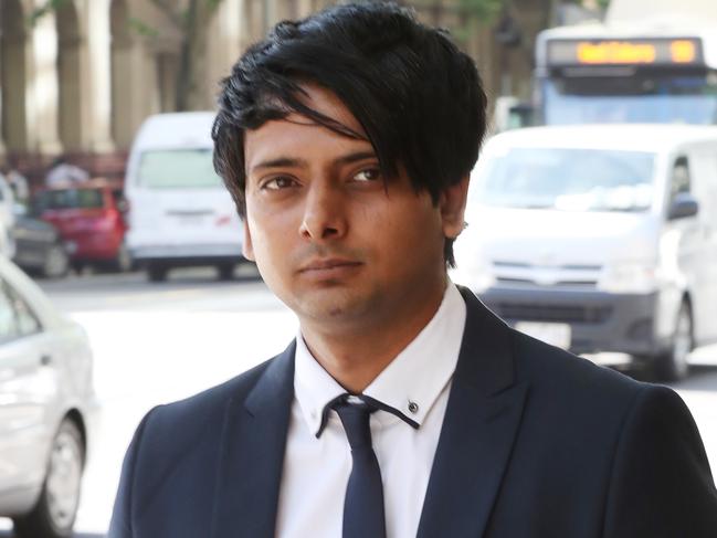 Samandeep Singh arrives at the Melbourne Magistrate Court, Tuesday, November 28, 2017. He is facing a trial over a fatal crash that killed an off-duty police officer on a motorbike when the truck he was driving crashed into her. (AAP Image/David Crosling) NO ARCHIVING