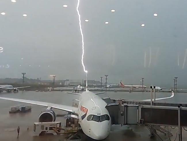 Wild footage has capture dthe moment a British Airways plane was struck by lightening.