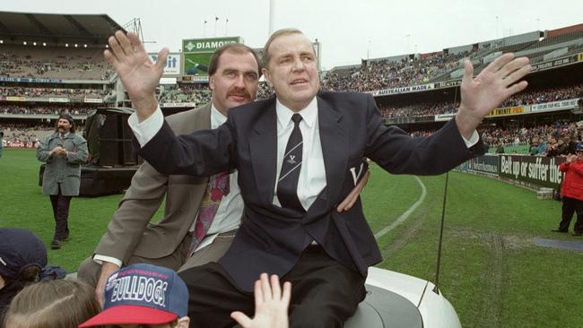 Ted Whitten’s lap of honour before the 1995 State-of-Origin match.