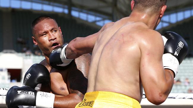 David Aloua (yellow) takes on Filipo Fonoti Masoe. Picture: Sarah Reed